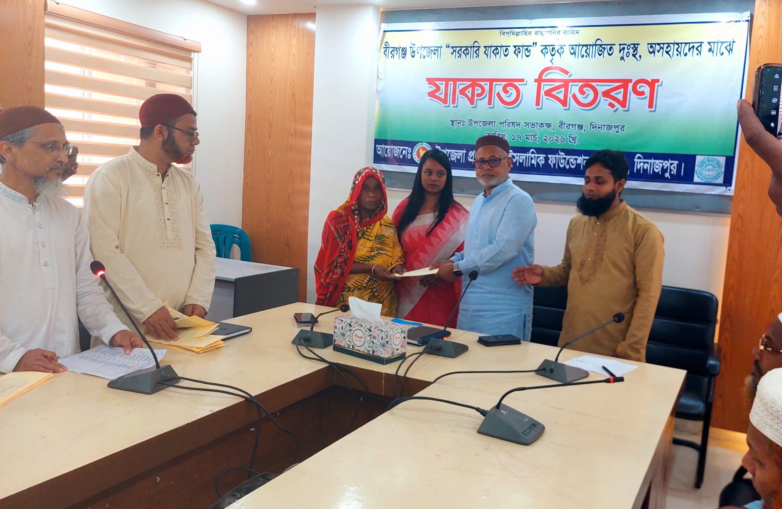 বীরগঞ্জে সরকারি যাকাত ফান্ডের অর্থ বিতরণ, অসহায়দের পাশে দাঁড়ানোর আহ্বান এমপি মনজুরুল ইসলামের