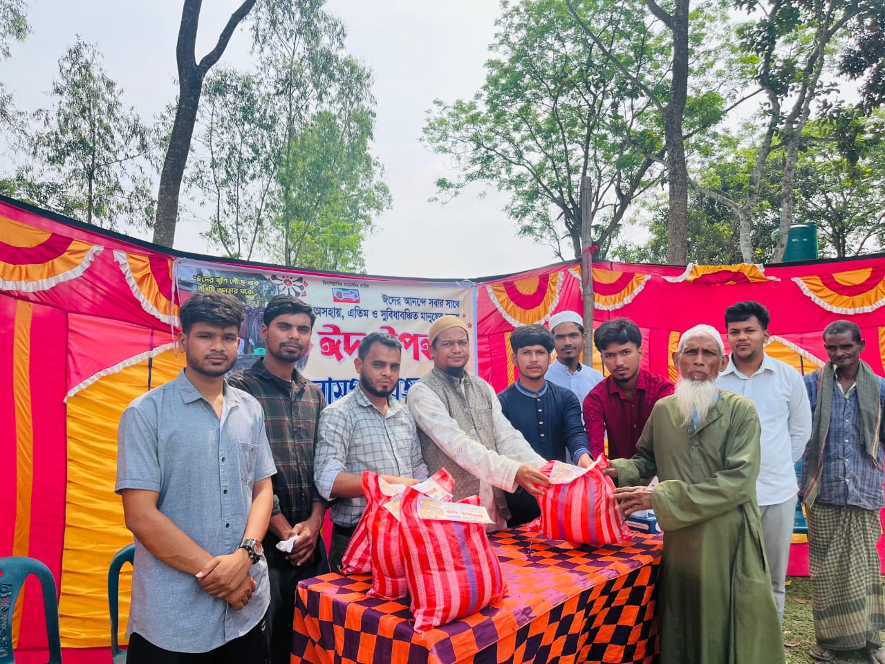 বীরগঞ্জে প্রেরণা সমাজ কল্যাণ সংস্থার ঈদ উপহার বিতরণ