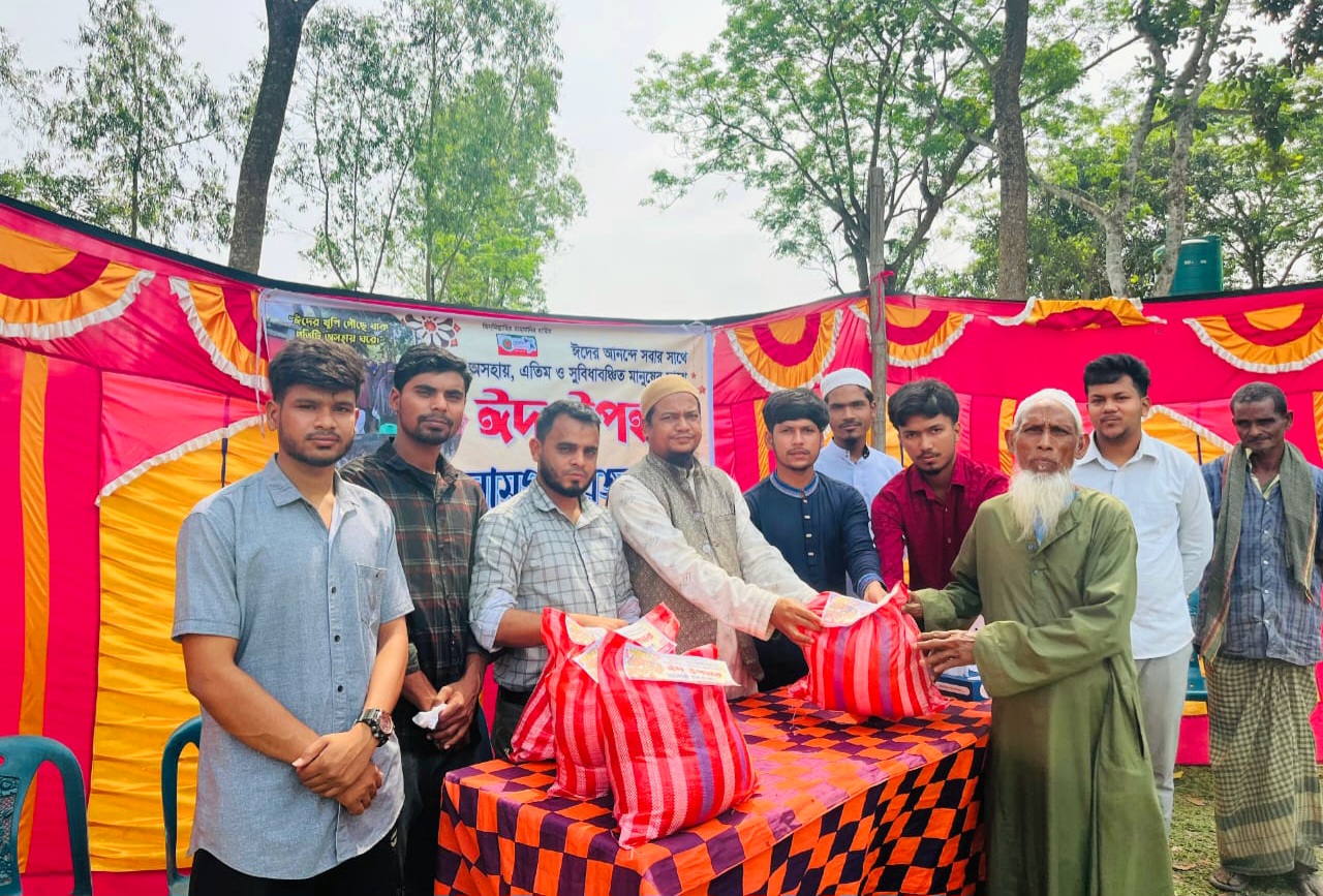 বীরগঞ্জে প্রেরণা সমাজ কল্যাণ সংস্থার ঈদ উপহার বিতরণ
