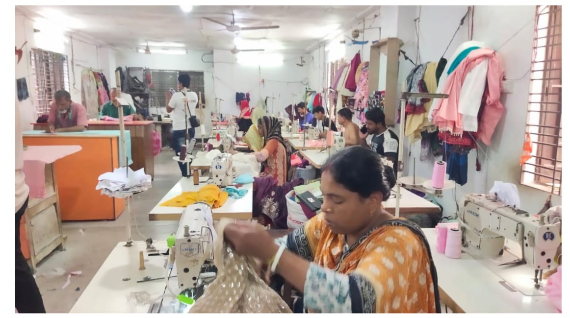 দিনাজপুর শহরের নিপুন টেইলার্স এর স্বত্তাধিকারী মোঃ রাশেদুল ইসলাম নিপুন সকল গ্রাহকদের মাঝে জানান অগ্রীম ঈদ উল ফিতর এর শুভেচ্ছা