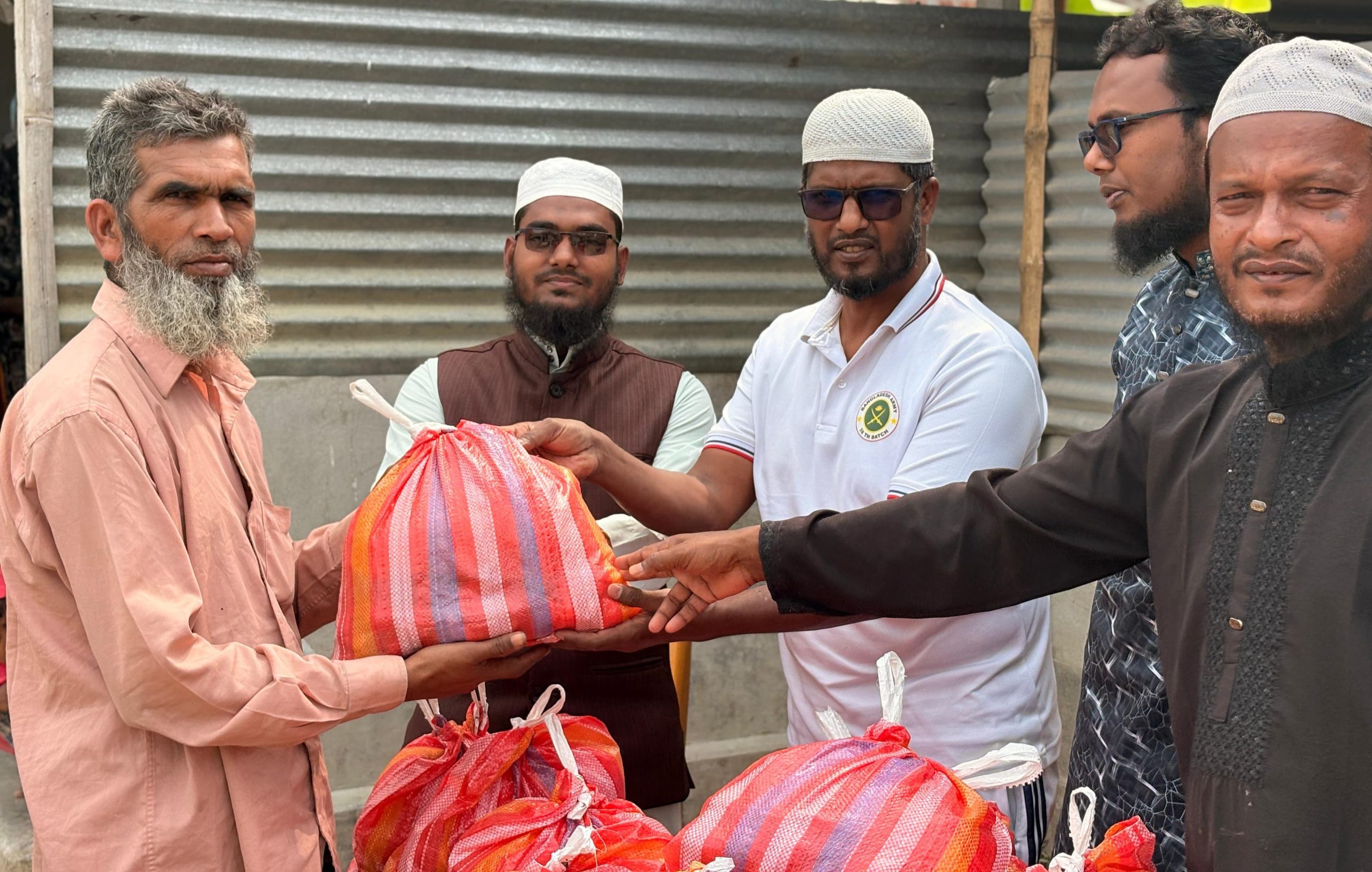 বীরগঞ্জে ঈদ সামগ্রী বিতরণ