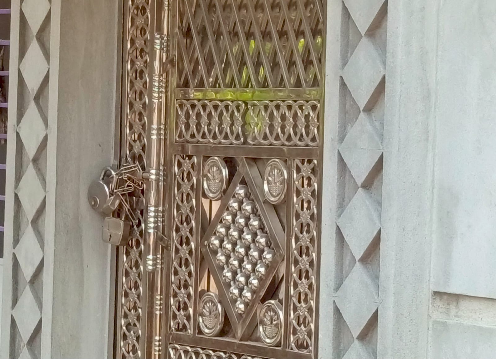 বীরগঞ্জে বাড়িতে প্রবেশে বাধা, গেটে তালা—অসহায় পরিবার; এলাকায় চরম উত্তেজনা