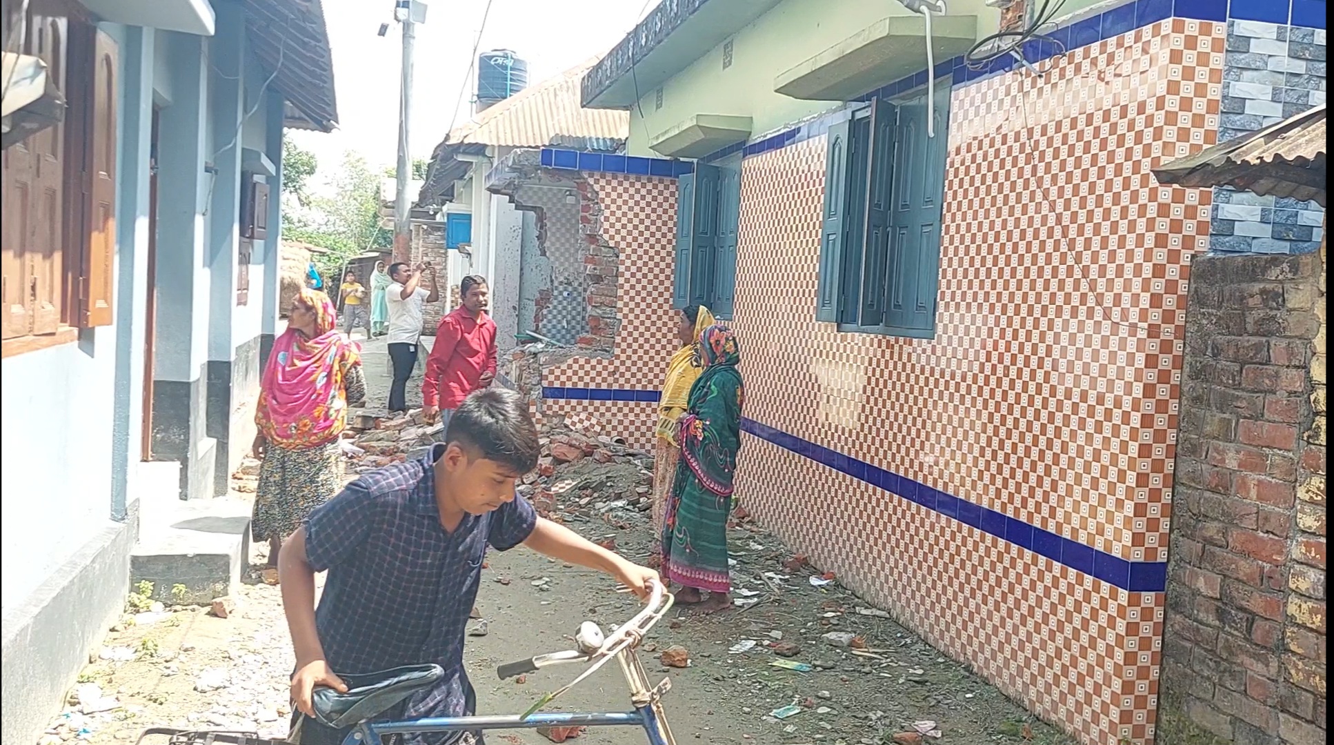 বীরগঞ্জে রাতের আধারে বসতবাড়িতে হামলা-ভাঙচুর