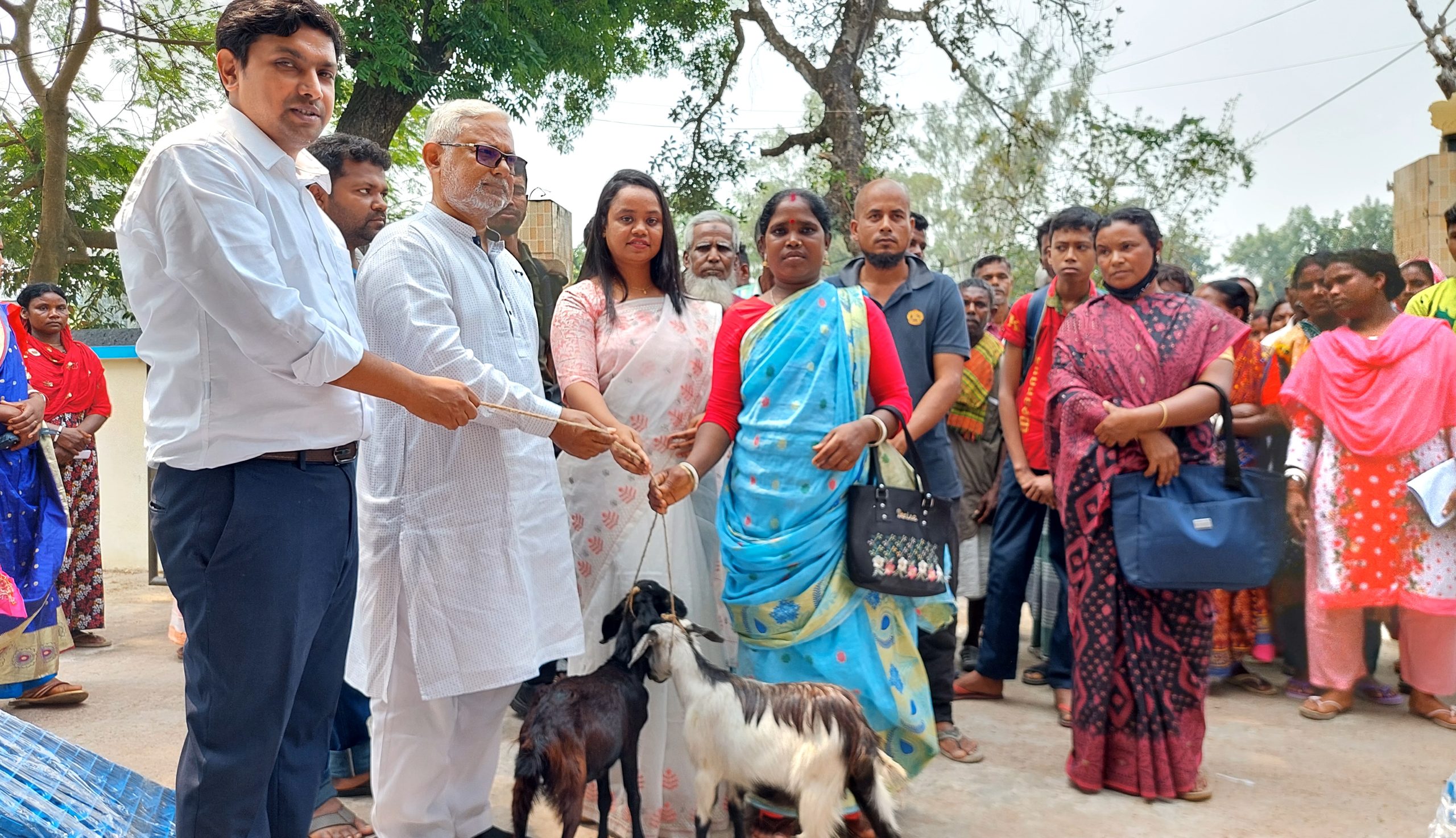 বীরগঞ্জে ক্ষুদ্র নৃ-গোষ্ঠীর মাঝে উপকরণ বিতরণ