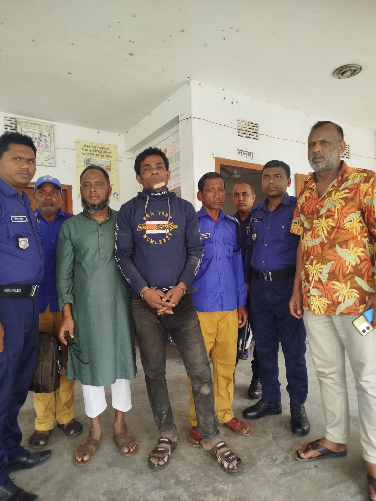 বীরগঞ্জে কুখ্যাত ডাকাত গ্রেপ্তার