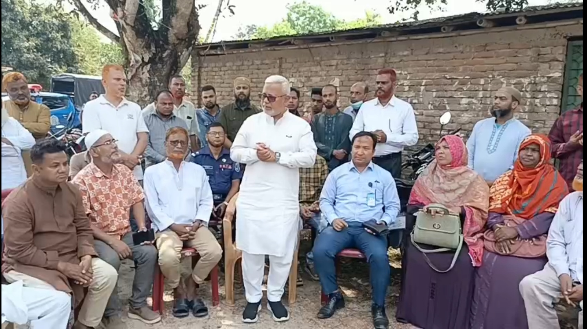 বীরগঞ্জ পৌরসভায়  ড্রেন নির্মাণ কাজের উদ্বোধন