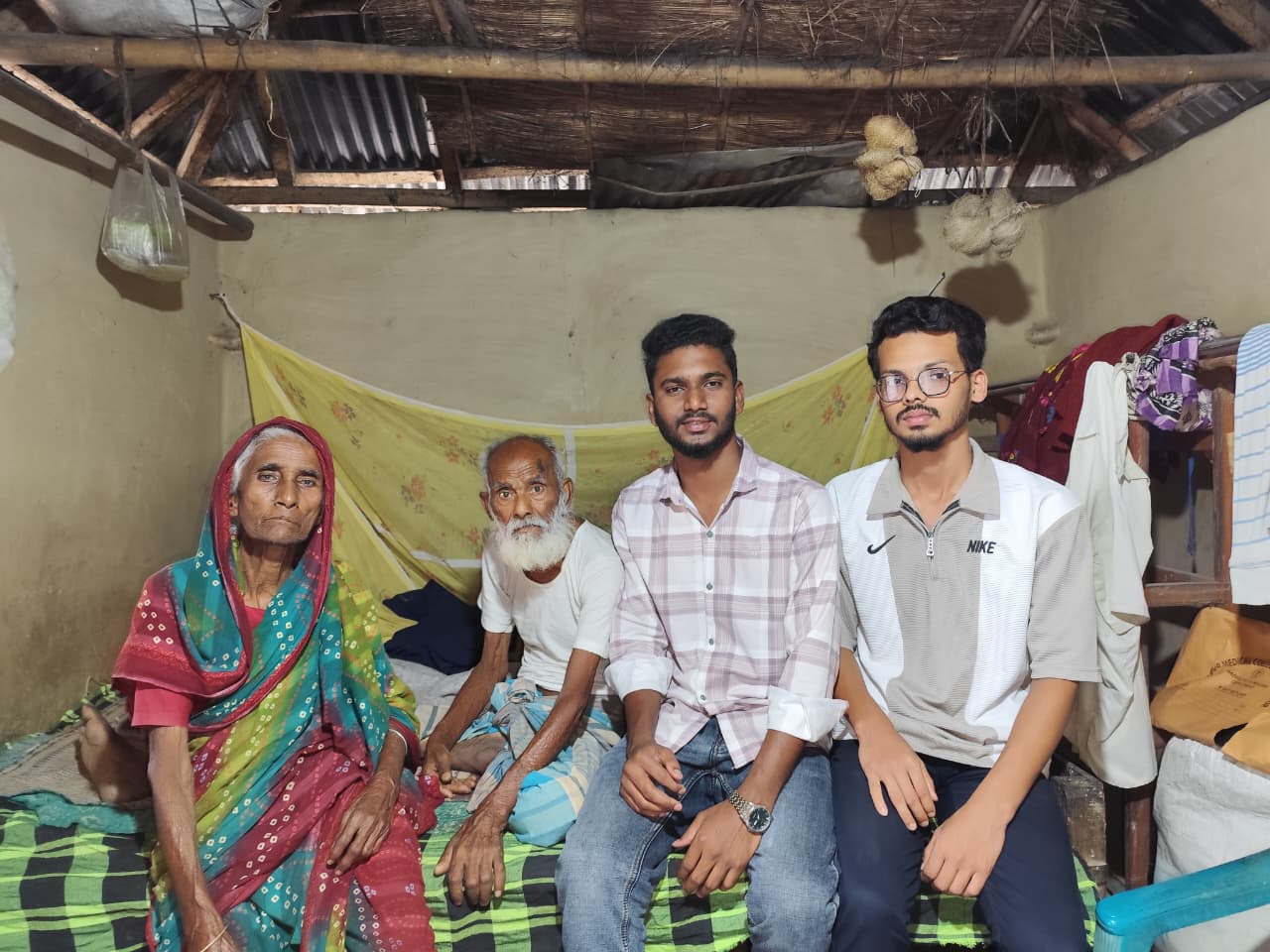 বীরগঞ্জে অসহায় বৃদ্ধ দম্পতির পাশে ছাত্রদল নেতা হুমায়ুন আহমেদ ইফতি