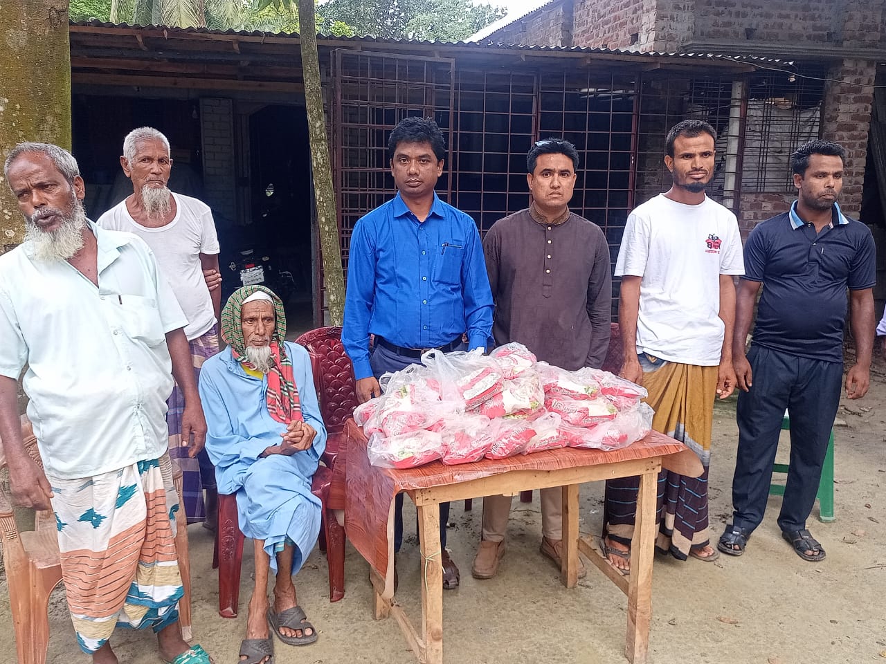 পবিত্র ঈদুল আযহা উপলক্ষে আলোর ভুবন সামাজিক সংঘের উদ্যোগে ঈদ উপহার বিতরণ