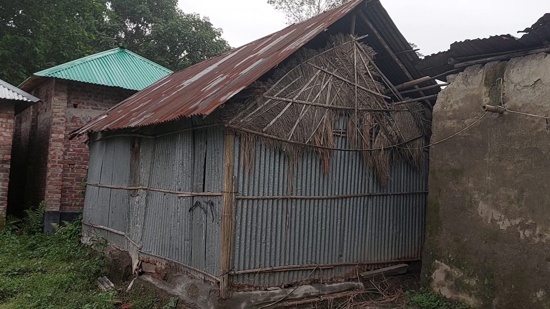 বীরগঞ্জে ভাইয়ের বিরুদ্ধে ভাইয়ের পাল্টাপাল্টি মামলা, অসহায় বৃদ্ধ বাবা