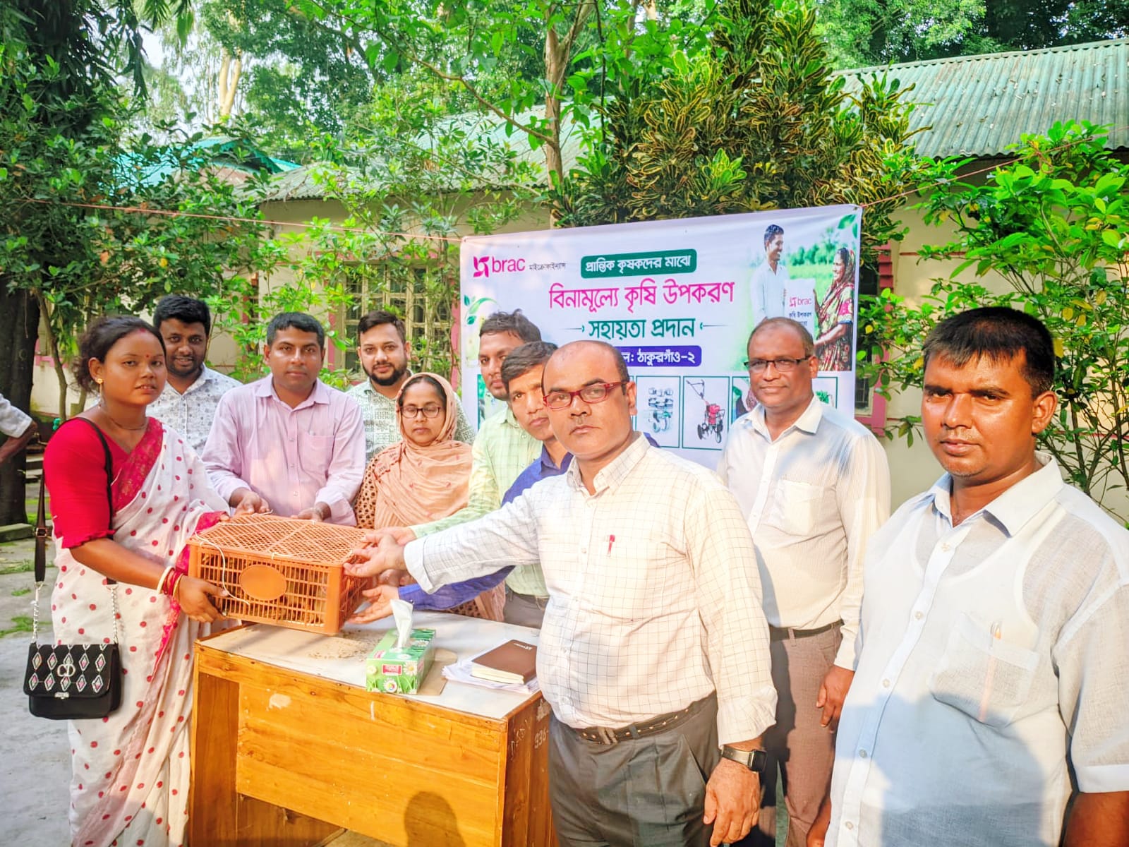 বীরগঞ্জে কৃষি উন্নয়নে ব্র্যাকের উদ্যোগ, হাঁসের বাচ্চা ও মাছের পোনা বিতরণ