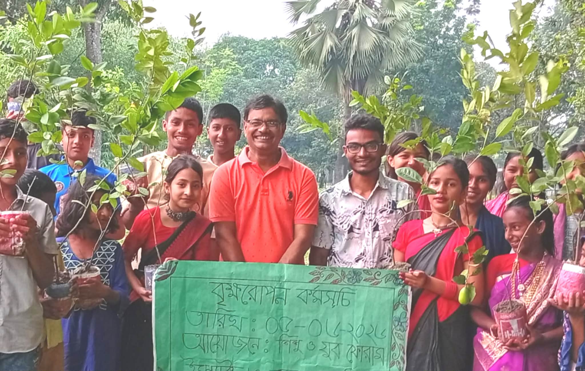 বীরগঞ্জে পরিবেশ দিবসে জলবায়ু মোকাবিলায় লেবু গাছ বিতরণ