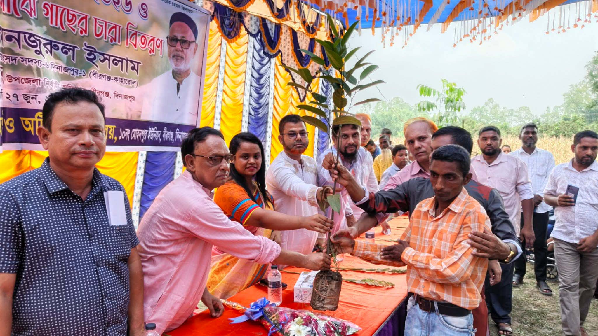 বীরগঞ্জে বুদ্ধি প্রতিবন্ধী ও অটিস্টিক বিদ্যালয়ের ছাত্র-ছাত্রীদের মাঝে গাছের চারা বিতরণ