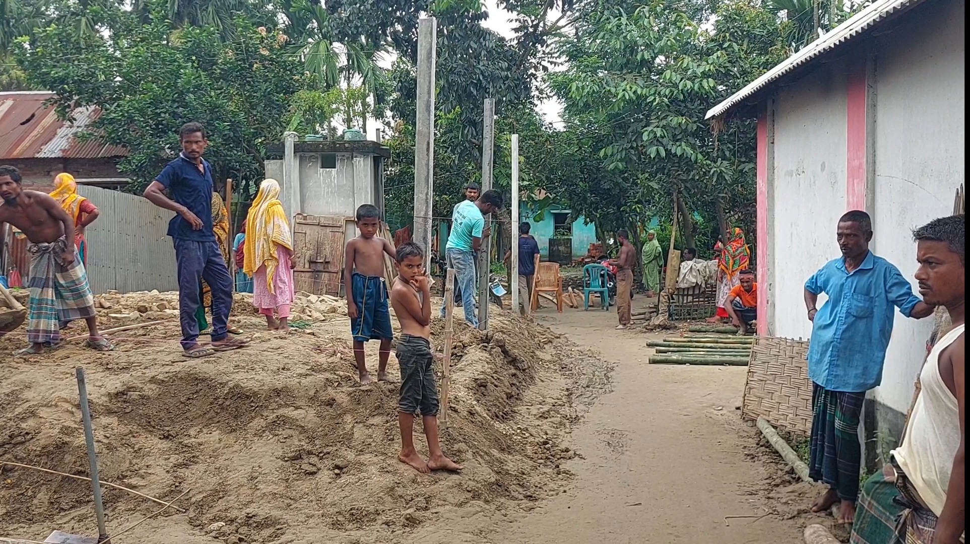বীরগঞ্জে রেকর্ডীয় রাস্তা দখলের অভিযোগ, ঘর নির্মাণ নিয়ে দুই পক্ষের পাল্টাপাল্টি দাবি
