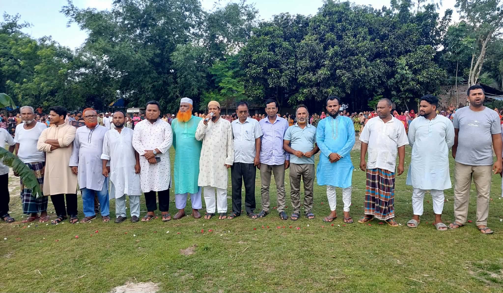 বীরগঞ্জে গ্রাম বাংলার ঐতিহ্যবাহী ‘সাপ দিয়ে পাতা’ খেলা অনুষ্ঠিত