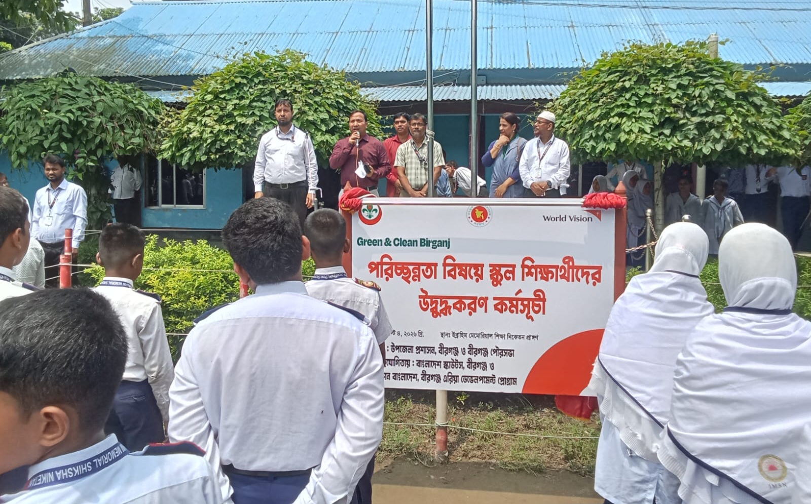 বীরগঞ্জে ‘গ্রিন অ্যান্ড ক্লিন বীরগঞ্জ’ কর্মসূচিতে শিক্ষার্থীদের পরিচ্ছন্নতা বিষয়ে উদ্বুদ্ধকরণ
