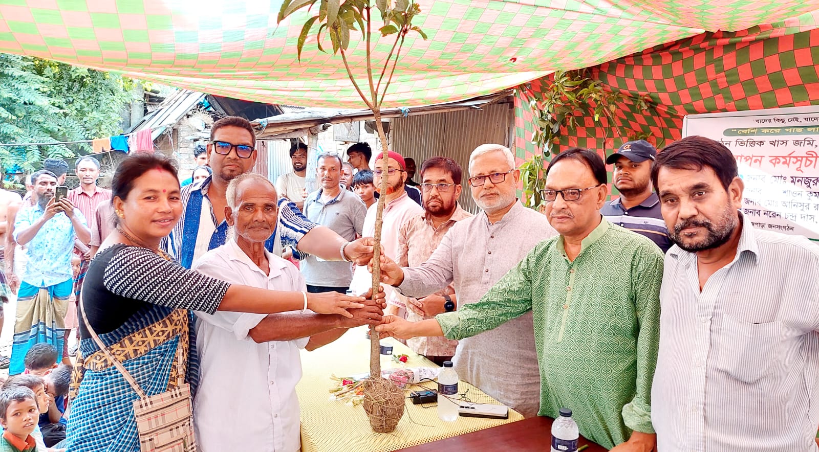 বীরগঞ্জে বৃক্ষরোপণ কর্মসূচি ও গাছের চারা বিতরণ