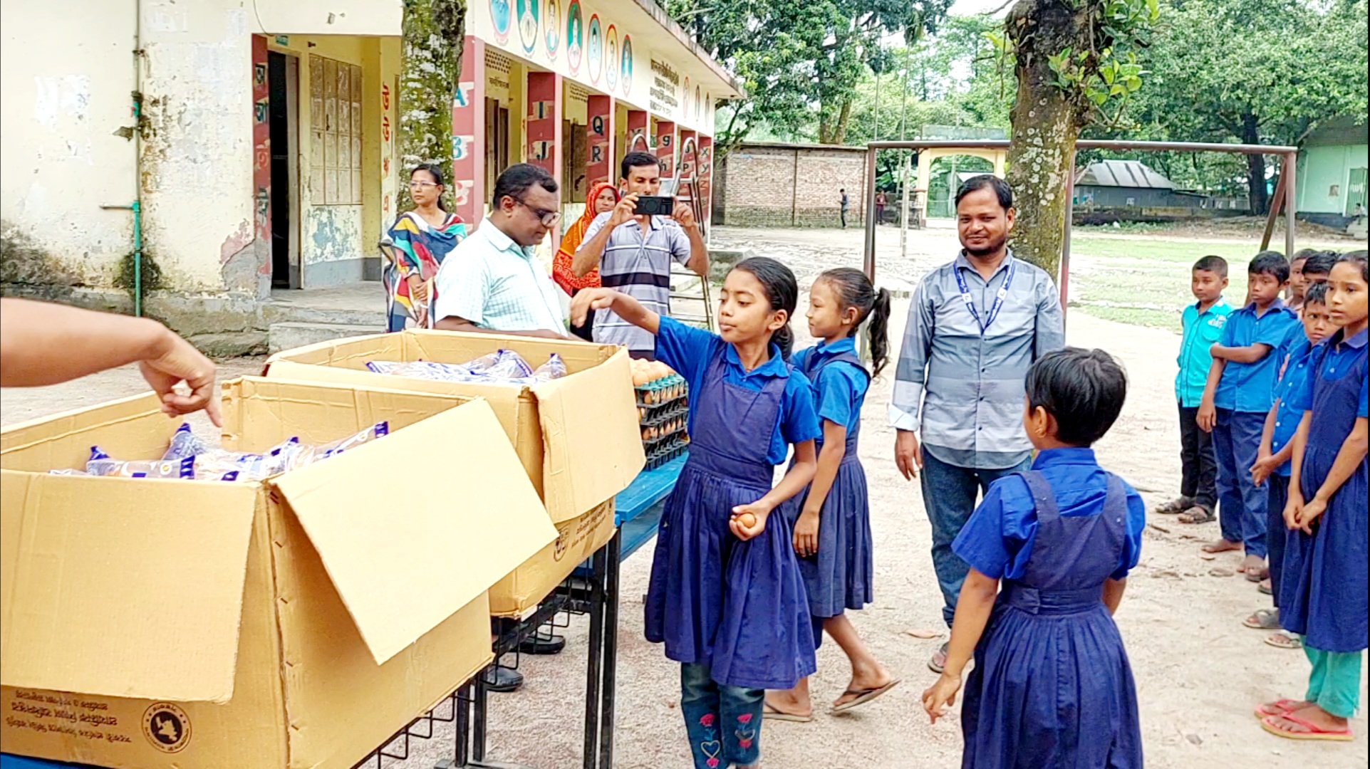 দিনাজপুরে স্কুল ফিডিং কর্মসূচিতে পুষ্টি পাচ্ছে ৬৫ হাজার শিক্ষার্থী