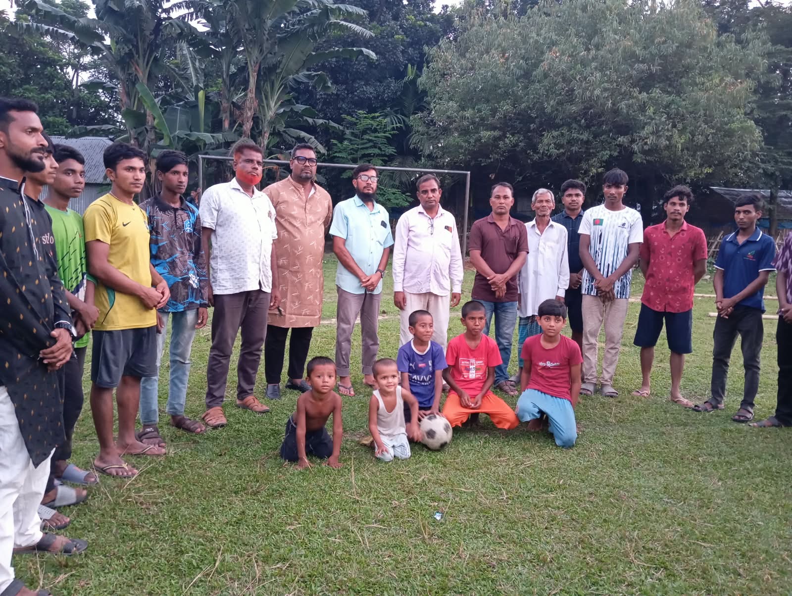 বীরগঞ্জে ফুটবল খেলার গোলবার প্রদান করল নিজপাড়া তারুণ্যের আলোর ক্লাব